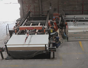 無(wú)人操作全自動(dòng)鋸邊機(jī)